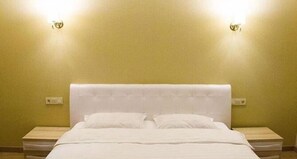 Safe på rommet, skrivebord, blendingsgardiner og lydisolert