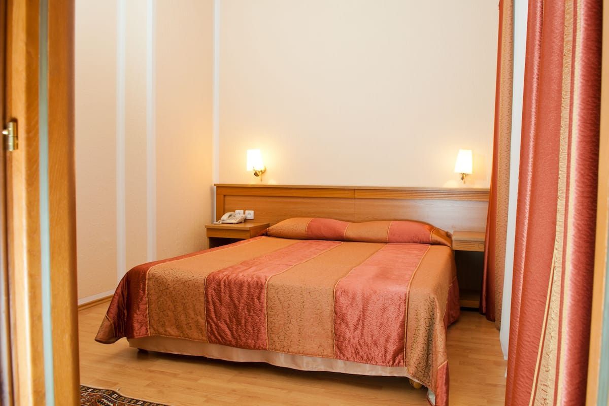 Suite | In-room safe, desk, blackout drapes, soundproofing