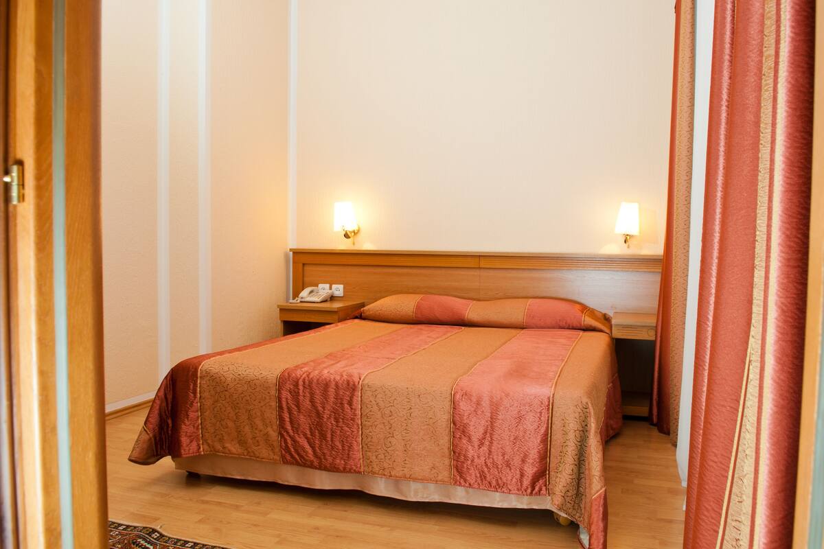 Suite | In-room safe, desk, blackout drapes, soundproofing