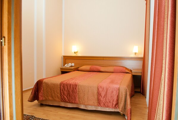 In-room safe, desk, blackout curtains, soundproofing - Hotel Altyn Dala (Astana)