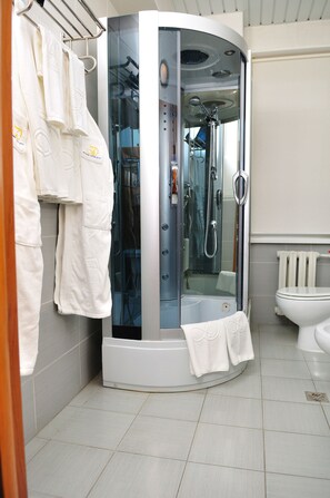 Dusche, kostenlose Toilettenartikel, Haartrockner, Hausschuhe