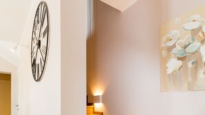 Un escalier avec des marches en bois et des luminaires fixés au mur.