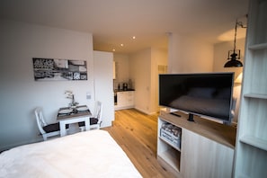 Estudio, 1 cama doble, no fumadores | Zona de estar | Una televisión de pantalla plana