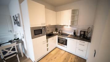 Studio, 1 Double Bed, Non Smoking | Private kitchen | Fridge, microwave, oven, stovetop