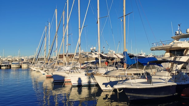 A marina with multiple boats docked, featuring masts and sails, and a clear blue sky. - Quiet home in the 2-star Mimosa City (Mandelieu-la-Napoule)
