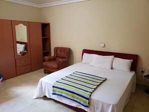 In-room safe, iron/ironing board, free cots/infant beds, free WiFi - Nabegyi Hotel (North Legon)