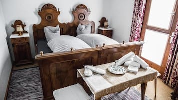 Individually furnished, desk, free WiFi, bed sheets