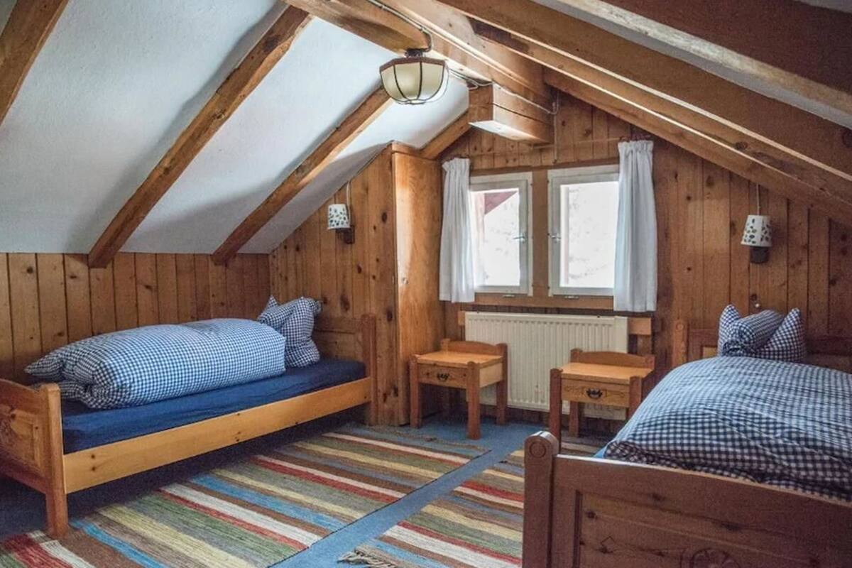 Chambre Quadruple Standard, salle de bains commune | Bureau, Wi-Fi gratuit, ameublement personnalisé, draps fournis