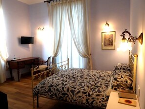 Double Room (Azzurra) | In-room safe, desk, iron/ironing board, free WiFi - Da nonna Vera (Turin)