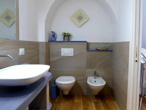 Double Room (Azzurra) | Bathroom | Free toiletries, hair dryer, slippers, bidet - Da nonna Vera (Turin)