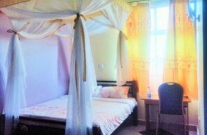 Standaard eenpersoonskamer | Luxe beddengoed, individueel gedecoreerd, een bureau, een laptopwerkplek