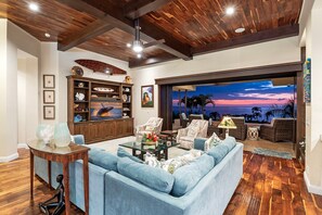 TV, books - 🏖️AC | Captivating Sunsets | Magnificent Ocean View | Private Pool (Kailua Kona)