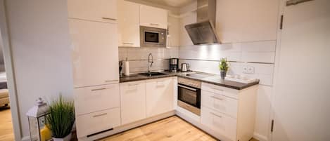 Apartment, 1 Bedroom, Non Smoking, Terrace | Private kitchen | Full-sized fridge, microwave, oven, stovetop