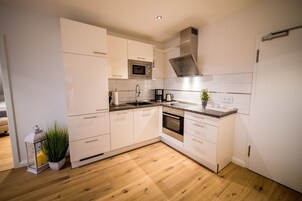 Refrigerador con freezer, microondas, horno, placa de cocina