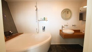 Large Double Room, Ensuite, Bath | Bathroom | Free toiletries, hair dryer, towels