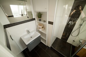 Apartment, 1 Bedroom, Balcony, Garden View | Bathroom | Shower, hair dryer, towels - Himmelreich (Sylt)