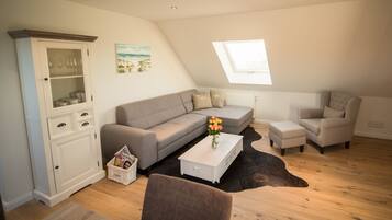 Leilighet, 1 soverom, balkong, hageutsikt | Oppholdsrom | Flatskjerm-TV