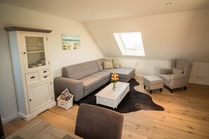 Apartament, 1 dormitori, balcó, vistes al jardí | Sala d'estar | Televisor de pantalla plana 