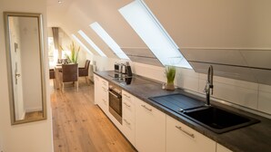 Una cocina moderna con tragaluces, comedor y vistas al exterior.