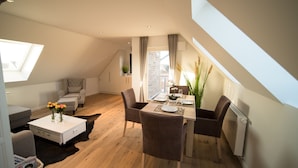 Un loft moderno con comedor, zona de estar acogedora y tragaluz.