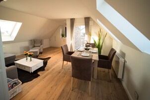 公寓, 1 间卧室, 阳台, 花园景观 | 客厅 | 平板电视