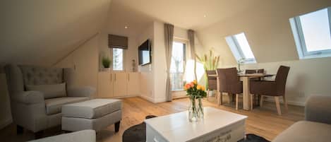 Appartement, 1 chambre, balcon, vue jardin | Coin séjour | Télévision à écran plat