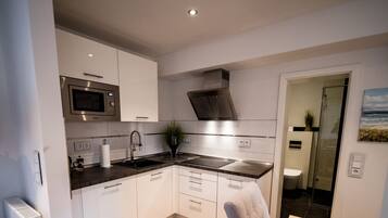 Refrigerador con freezer, microondas, placa de cocina, lavavajillas