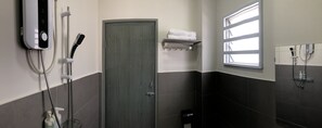 Une salle de bain avec une douche, un porte-serviettes et une fenĂŞtre.