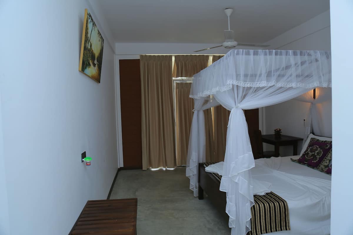 Deluxe Double Room, 1 Queen Bed, Non Smoking, Garden View | 1 bedroom, individually furnished, desk, blackout drapes