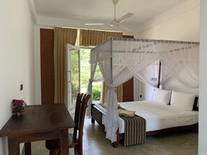 ห้องดีลักซ์ทริปเปิล, ปลอดบุหรี่, วิวสวน | 1 ห้องนอน, ตกแต่งพิเศษโดยเฉพาะ, โต๊ะทำงาน, ผ้าม่านกันแสง