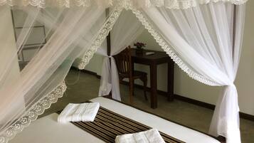 Quarto casal luxo, 1 cama Queen, para não fumantes, vista para o jardim | 1 quarto, individualmente mobiliados, escrivaninha, cortinas blackout