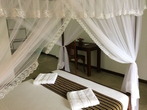 Deluxe-Doppelzimmer, 1 Queen-Bett, Nichtraucher, Gartenblick | 1 Schlafzimmer, individuell eingerichtet, Schreibtisch