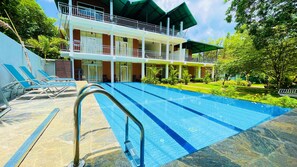 สระว่ายน้ำ