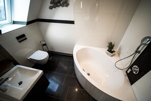 Apartment, 2 Bedrooms, Terrace | Bathroom | Shower, hair dryer, towels - Sonnenterrasse (Sylt)