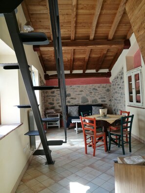 Apartament, 1 dormitori, terrassa | Zona de menjador de l'habitació