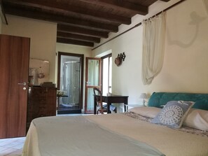 Habitación doble | Decoración personalizada, muebles diferentes, cunas y camas extra