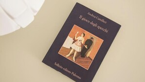 Ein Buch mit dem Titel „Il gioco degli spechi“ von Andrea Camilleri, erschienen im Verlag Sellerio editoriale Palermo.