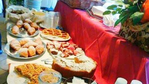 Ein reichhaltiges Buffet mit verschiedenen Speisen und Getränken.