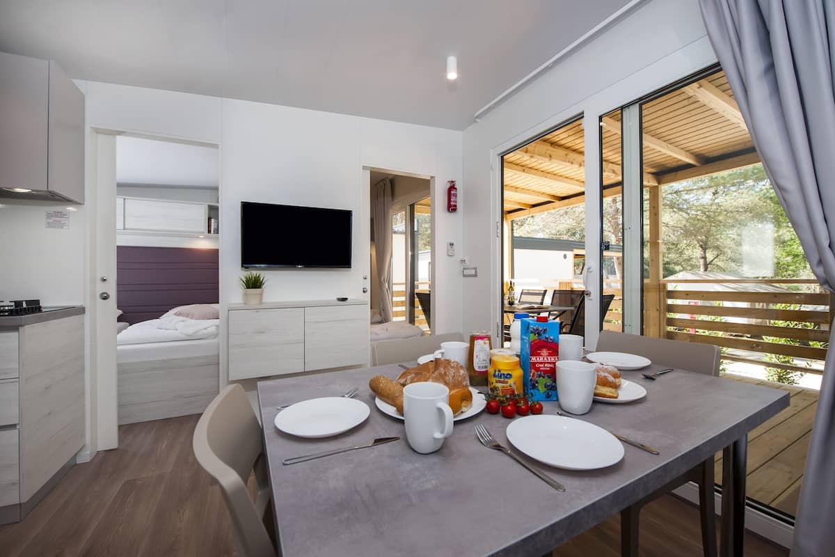 Comfort stacaravan, 3 slaapkamers, terras | Woonruimte | Een lcd-televisie