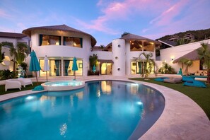 A resort with a swimming pool, white buildings, and thatched-roof structures. - villa PALAPA bophut koh samui (Bo Put)