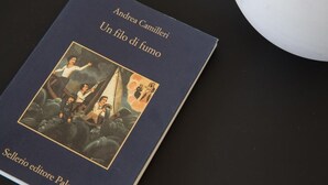 A book titled "Un filo di fumo" by Andrea Camilleri, with an illustration on the cover. - Junior Suite with Terrace - A wisp of smoke (Catania)