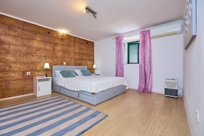 1 habitación, tabla de planchar con plancha, wifi y ropa de cama