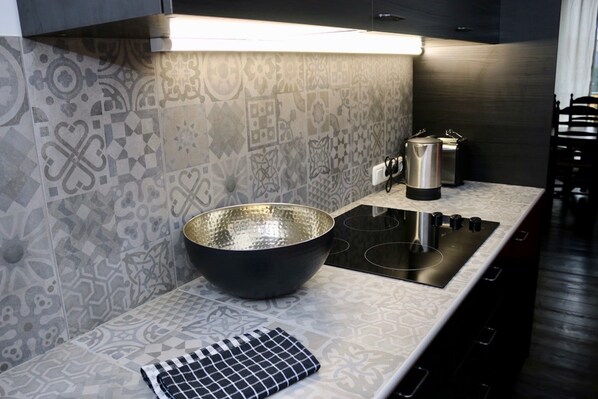 Modern Flat - 2 Rooms - Kitchen & Bath | 私人小型廚房 | 雪櫃、微波爐、爐具、洗碗機