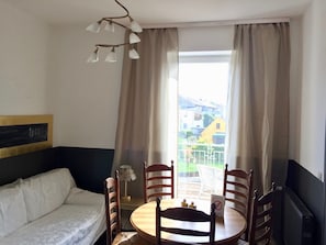 Klassiek appartement | Woonruimte | Flatscreentelevisie