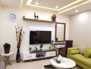 Presidential Suite, 1 King Bed, Accessible, Non Smoking | Living room | Fireplace