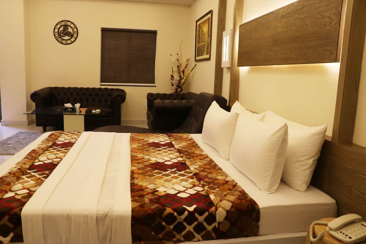 Deluxe-Zimmer, 1 Queen-Bett, barrierefrei, Raucher | 1 Schlafzimmer, Zimmersafe, individuell eingerichtet, Schreibtisch