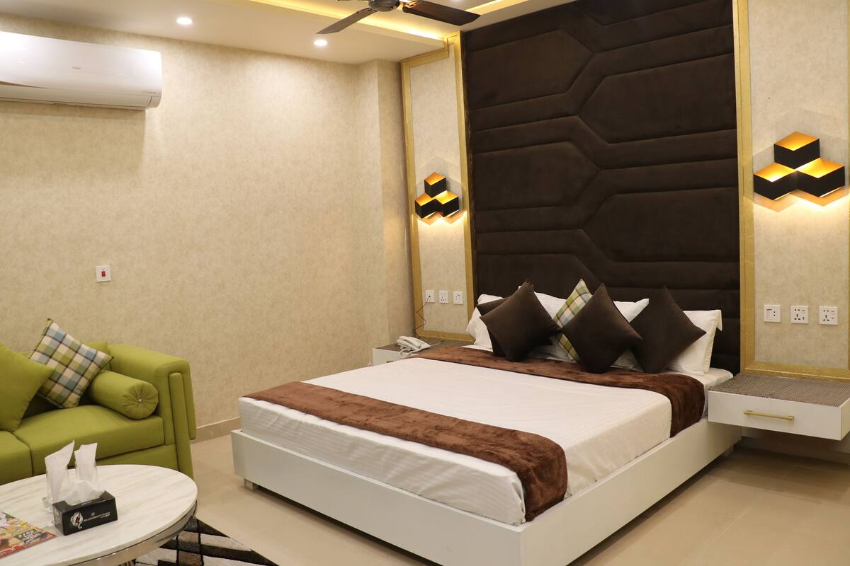 Presidential Suite, 1 King Bed, Accessible, Non Smoking | 1 bedroom, in-room safe, desk, blackout drapes