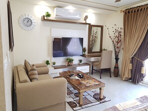 1 bedroom, in-room safe, individually furnished, desk - Hotel Avalon Suites (Multan)