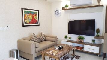 Royal Room, 1 King Bed, Accessible, Non Smoking | 1 bedroom, in-room safe, individually furnished, desk