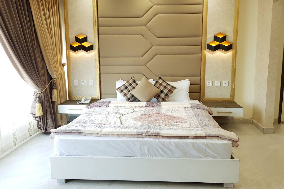 Royal Room, 1 King Bed, Accessible, Non Smoking | 1 bedroom, in-room safe, desk, blackout drapes